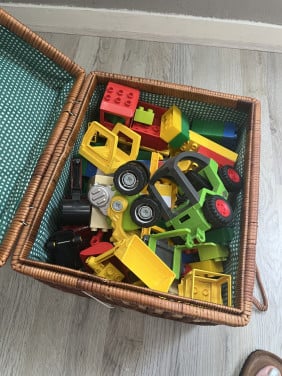 Mand met duplo/lego blokken
