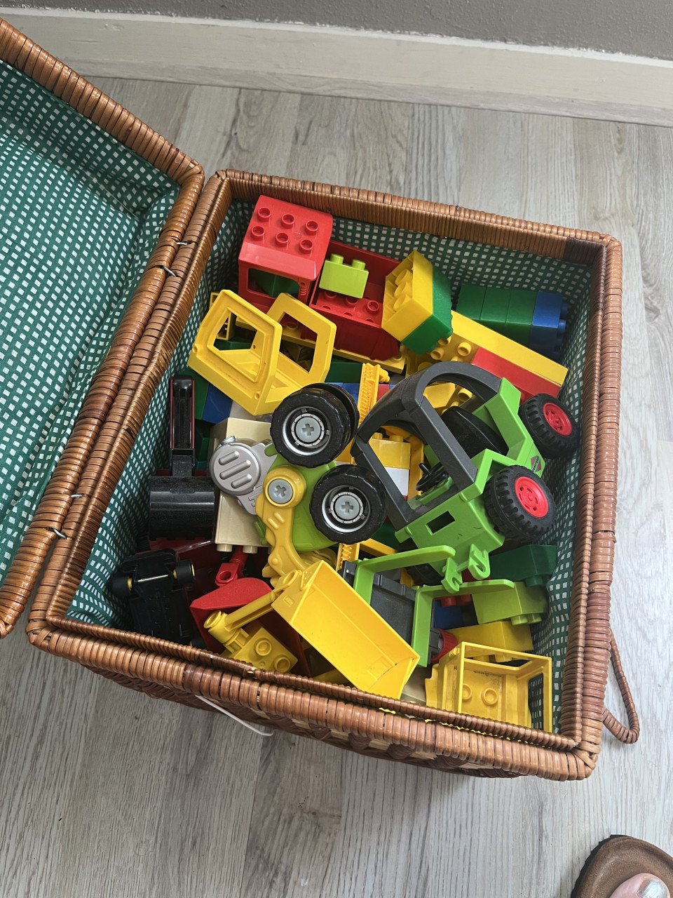 Mand met duplo/lego blokken