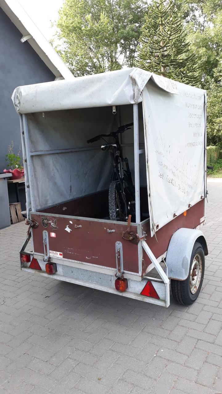 Aanhanger met huif.