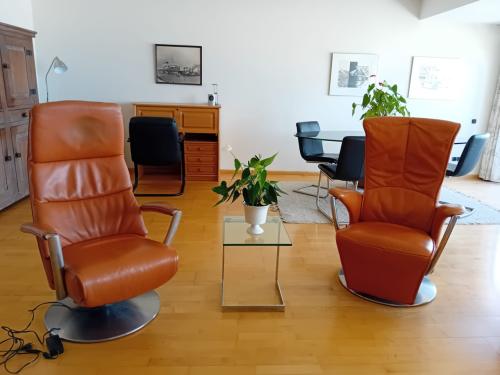 Te koop : 2 lederen  cognackleurige relaxstoelen.