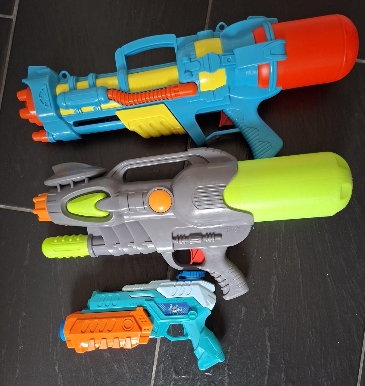 2 stuks waterkanonnen en 1 waterpistool