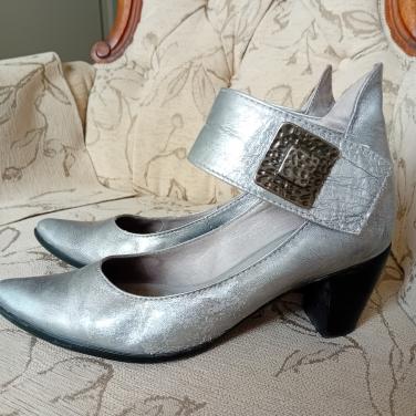 Aparte zilverkleurige schoenen mt 37