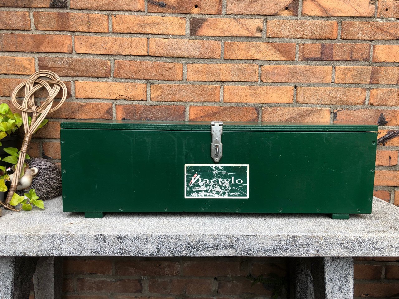 Groene houten gereedschap kist.