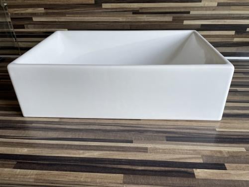 Te koop 2 maal wasbakken met afvoerpluggen merk Sphinx