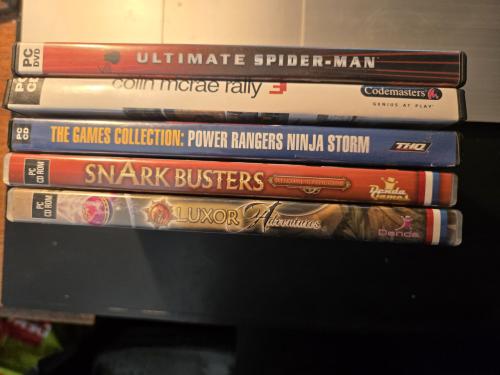 Verzameling van 5 verschillende PC-videospellen.