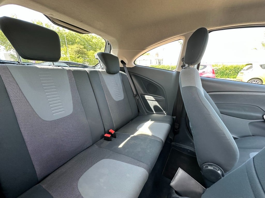 Ford KA 1.2 titanium airco lm velgen lage km stand org. nl