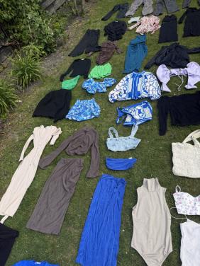 Pakket dames/ meisjes kleding ongeveer 90/100 stuks