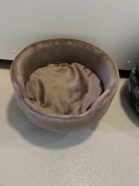 Rond kattenmandje op pootjes