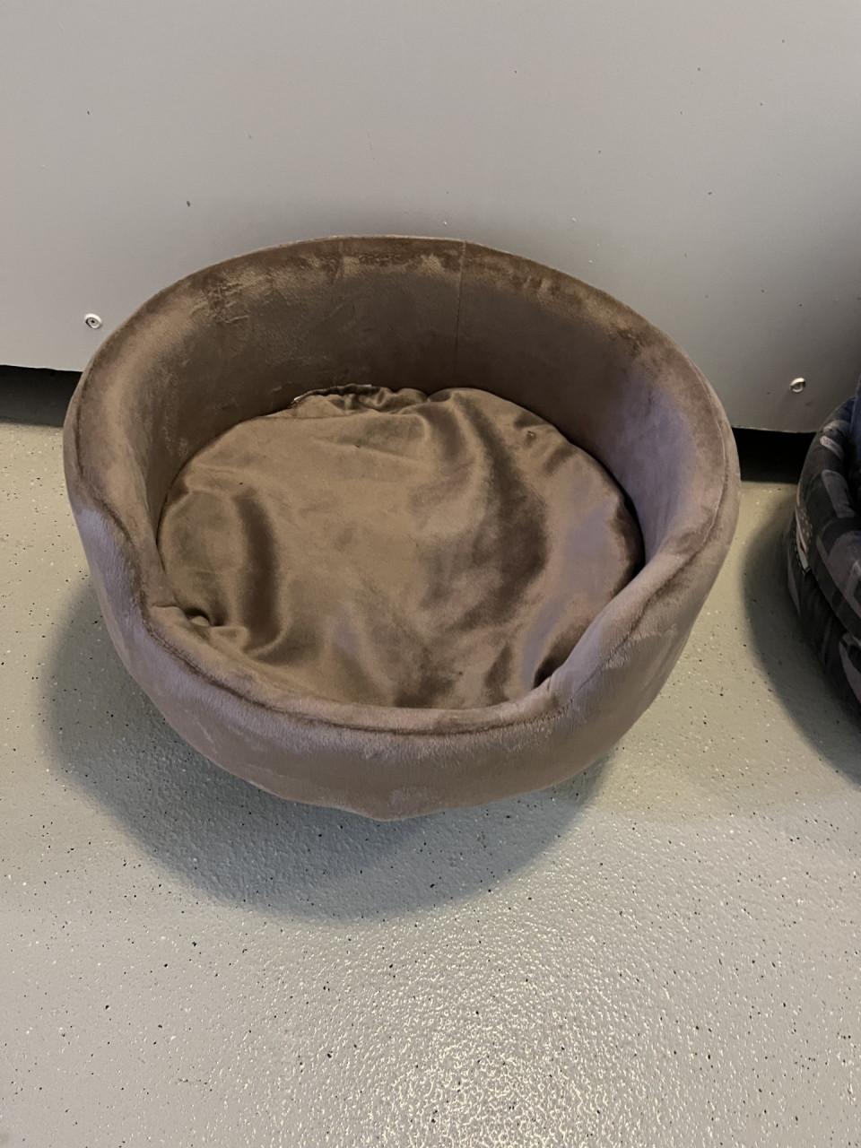 Rond kattenmandje op pootjes