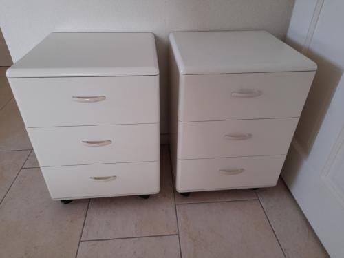 2 Nachtkastjes (in goede staat )  40 x 37 x 56H
