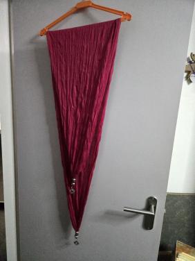 Fucshia boho-sjaal met prachtige bedels aan uiteinden. 120cm. Nieuw