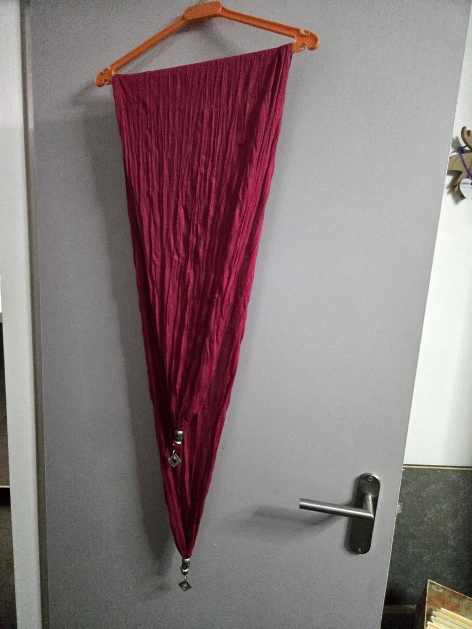 Fucshia boho-sjaal met prachtige bedels aan uiteinden. 120cm. Nieuw