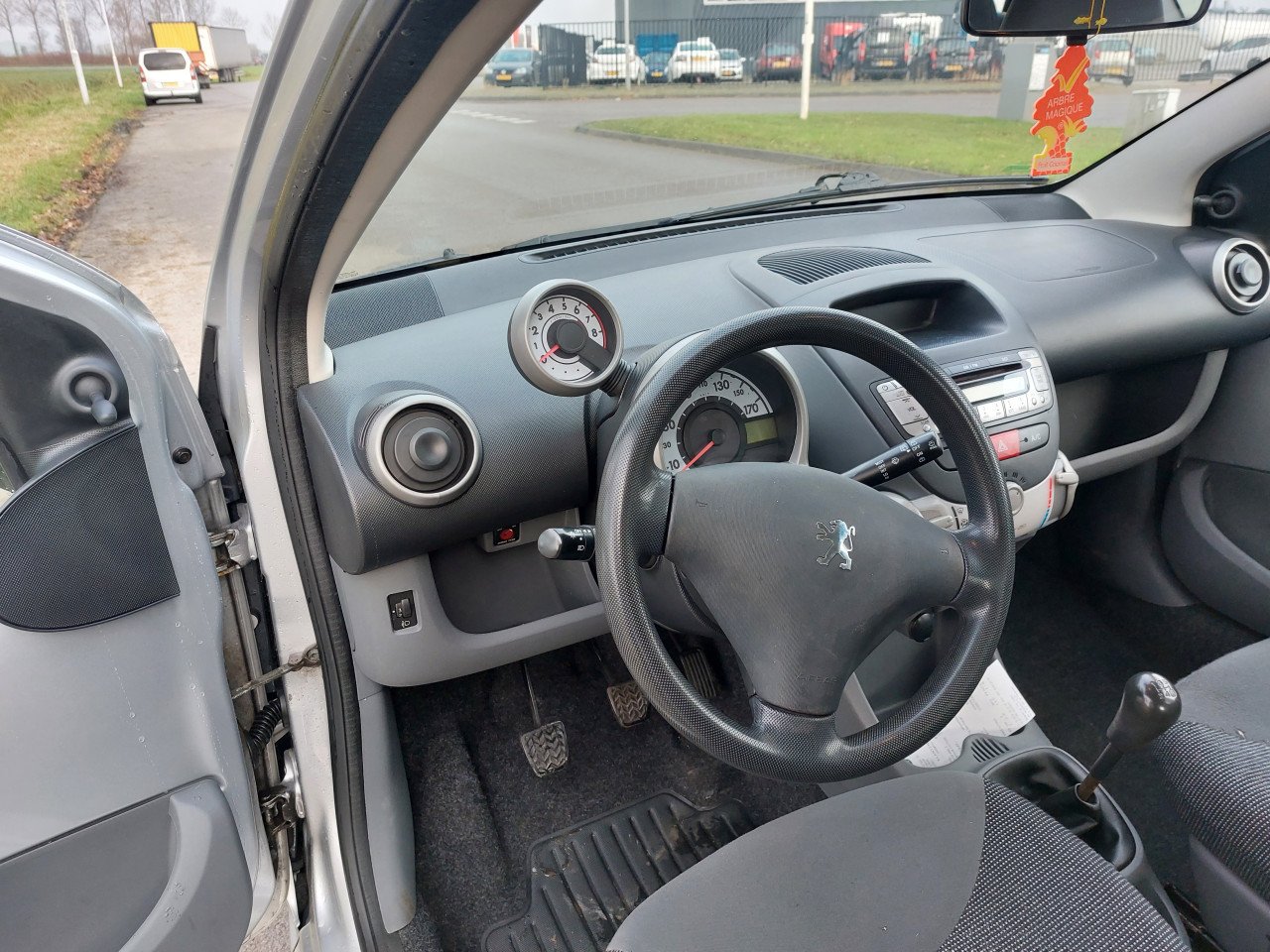Peugeot 107 bj 2006 1600 euro