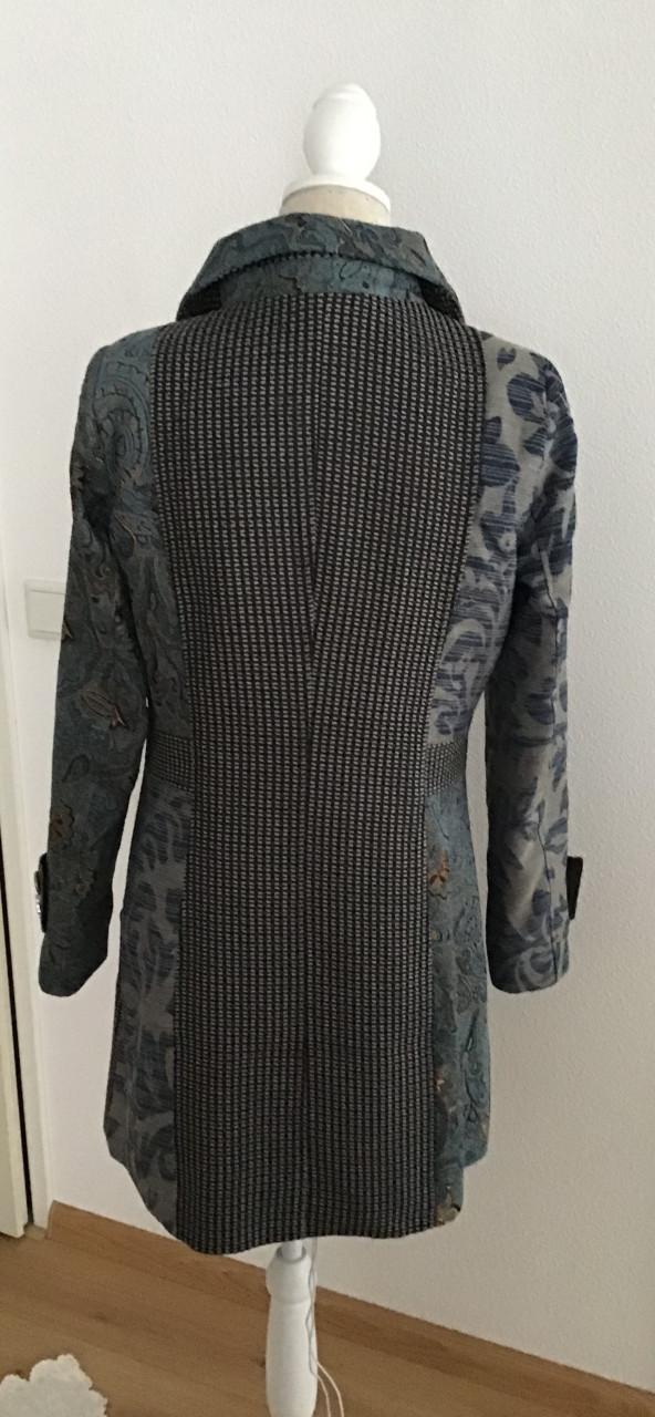 Aparte tussendoor  damesjas met mooie details, maat 34/36