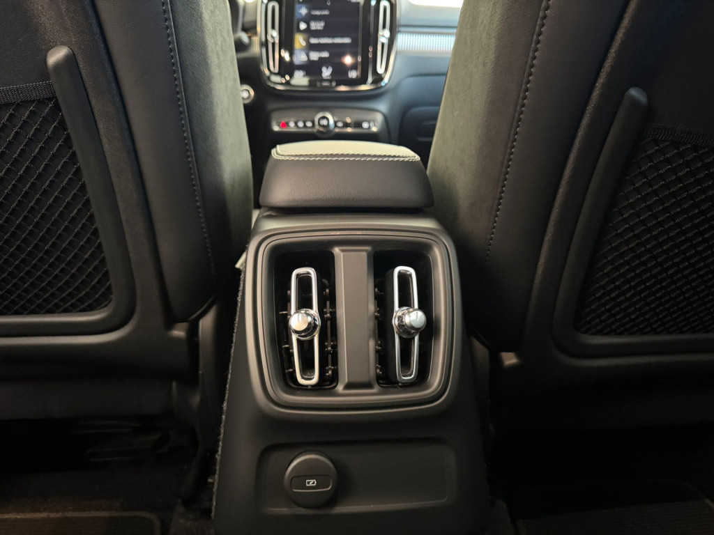 Volvo XC40 1.5 t4 recharge r-design black edition