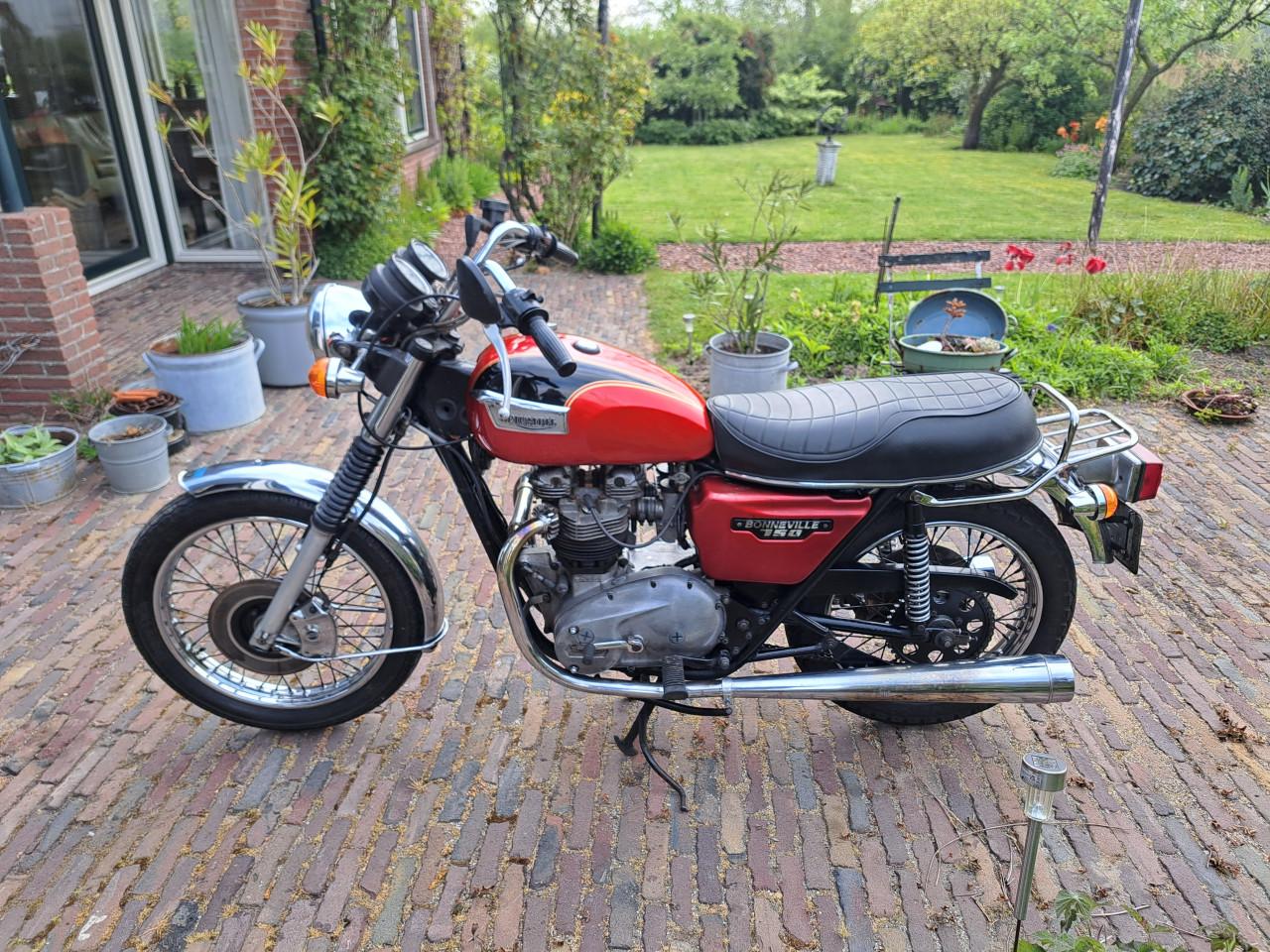 Triumph bonneville 140E