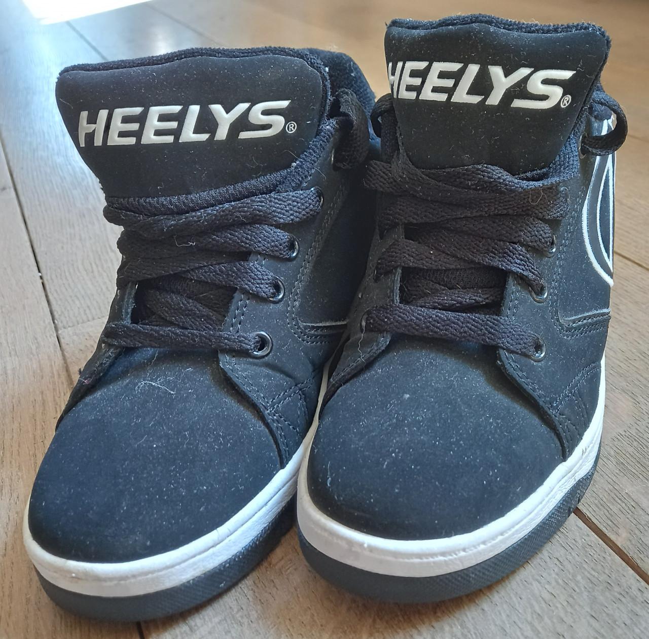 Leuke Heelys / Rolschoenen maat 34