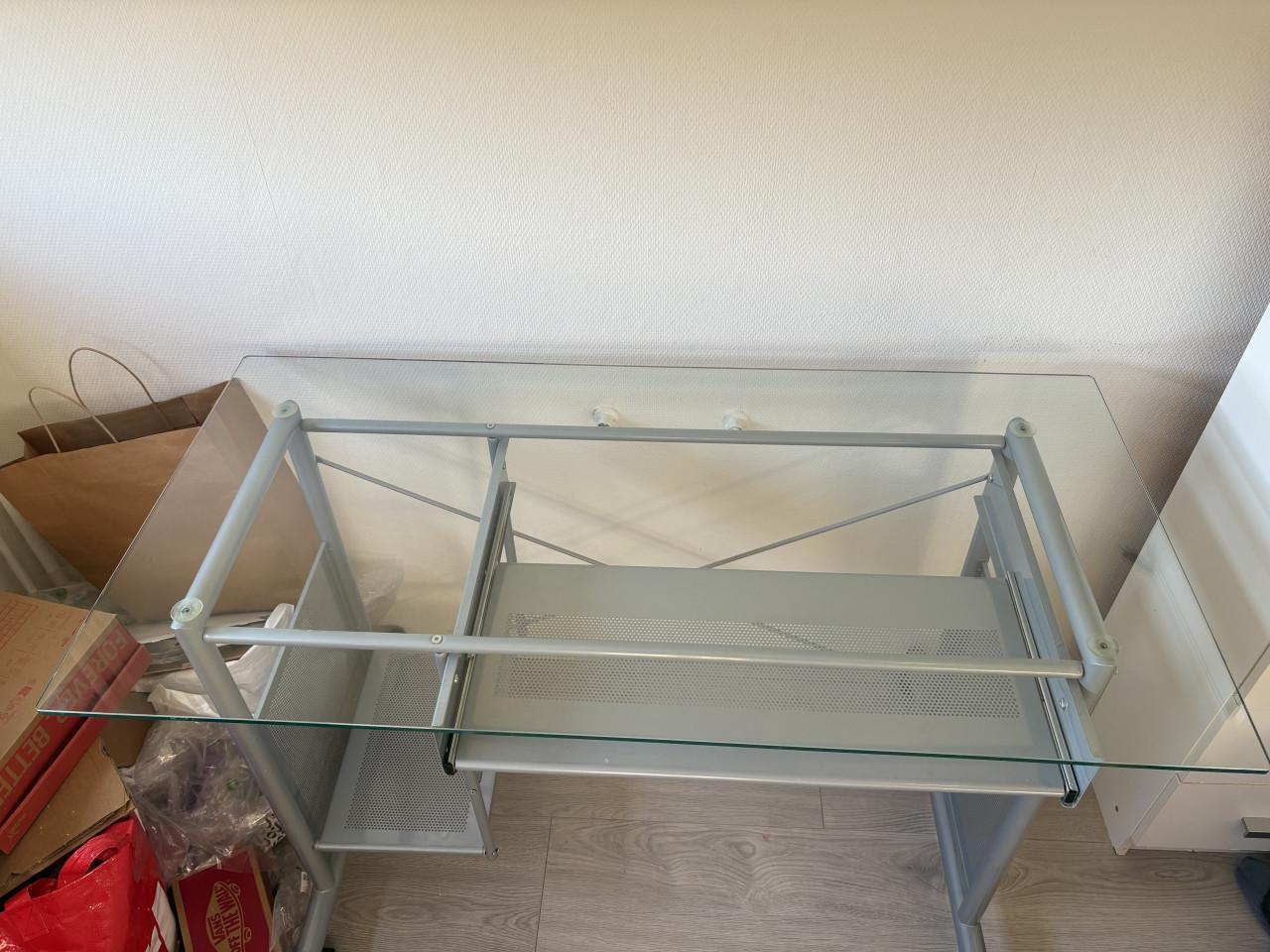 Bureau met glas
