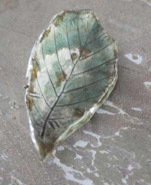 Stenen broche met blad groen beige