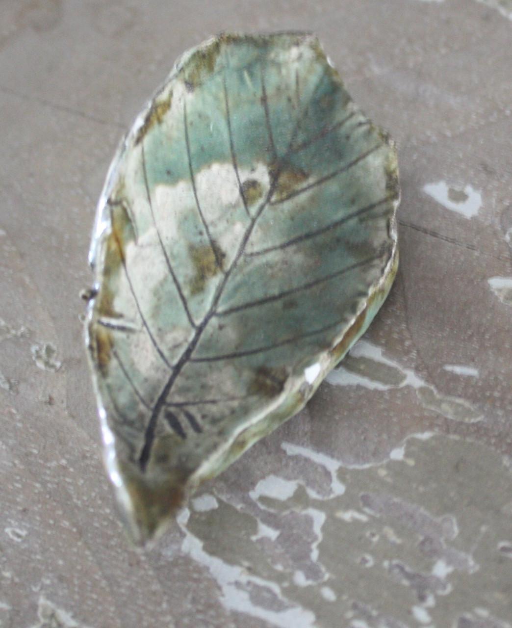 Stenen broche met blad groen beige