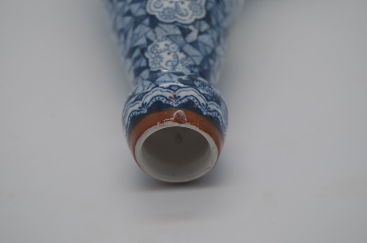 Leuk Delftsblauw vaasje in prima staat, gemerkt op de bodem.
