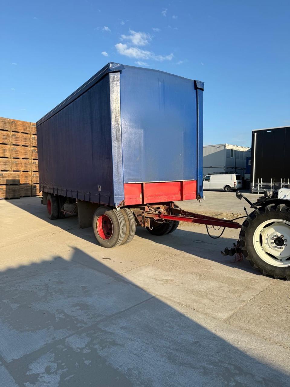 Diverse Huifwagens (stro wagen)