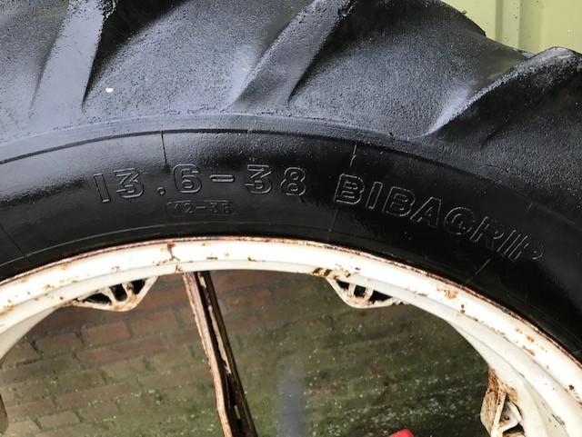 Banden te koop.