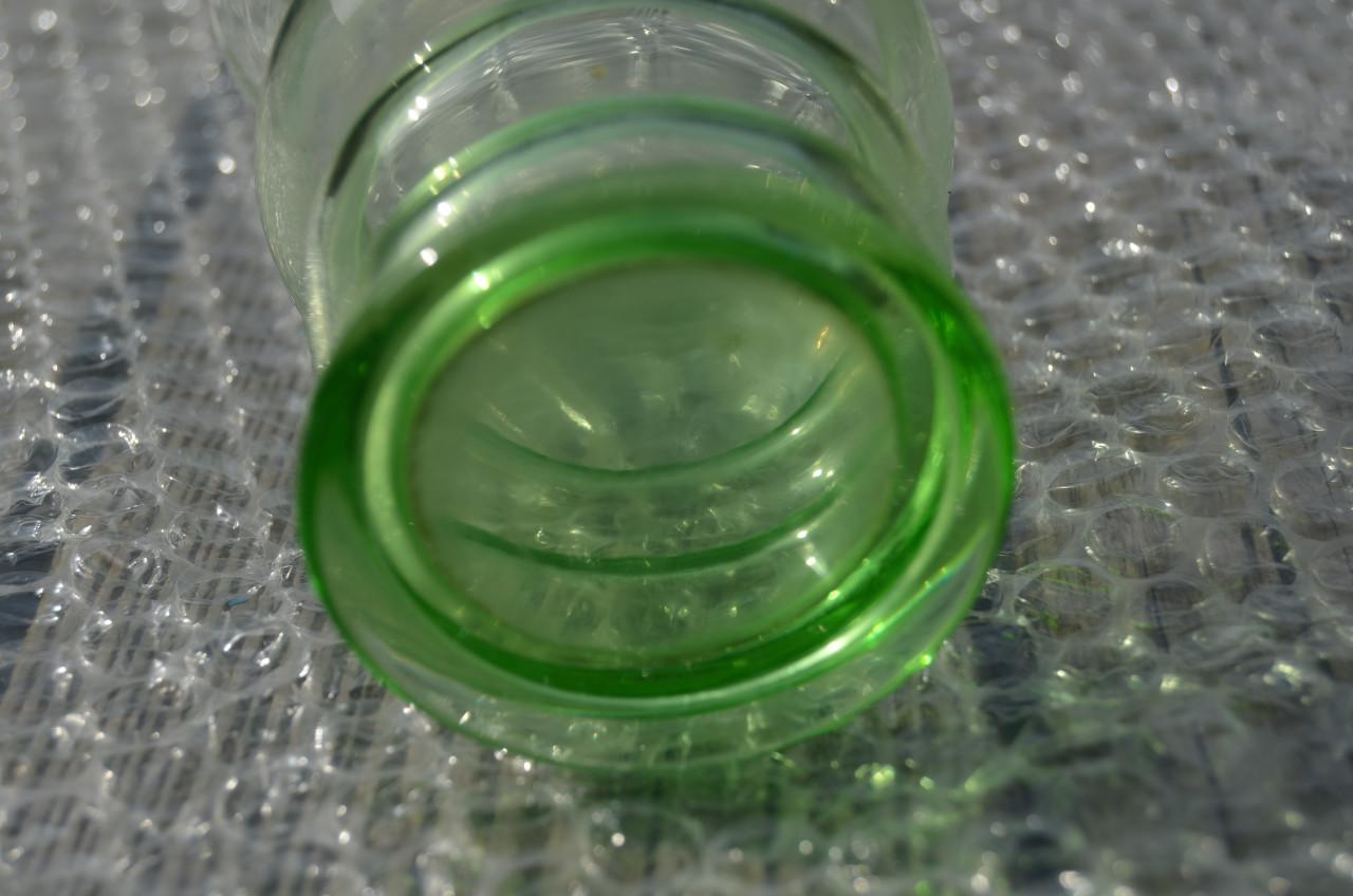 Mooi groen glas/vaasje in gebruikte staat.