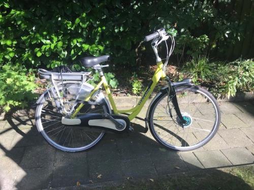 Elektrische Fiets groengelig met kapotte motor en nieuwe oplader