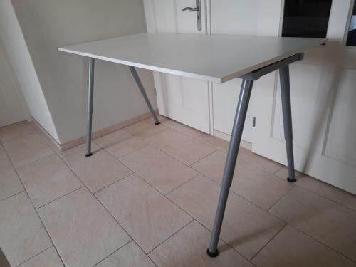 Mooi wit bureau 80 x 160 (in hoogte verstelbaar van 60/90) In nette staat!