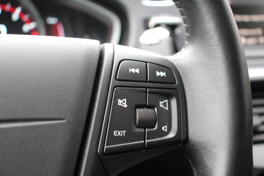 Volvo V40 1.6 t2 you! inc btw - xenon - cruise - pdc - high perf audio - de
