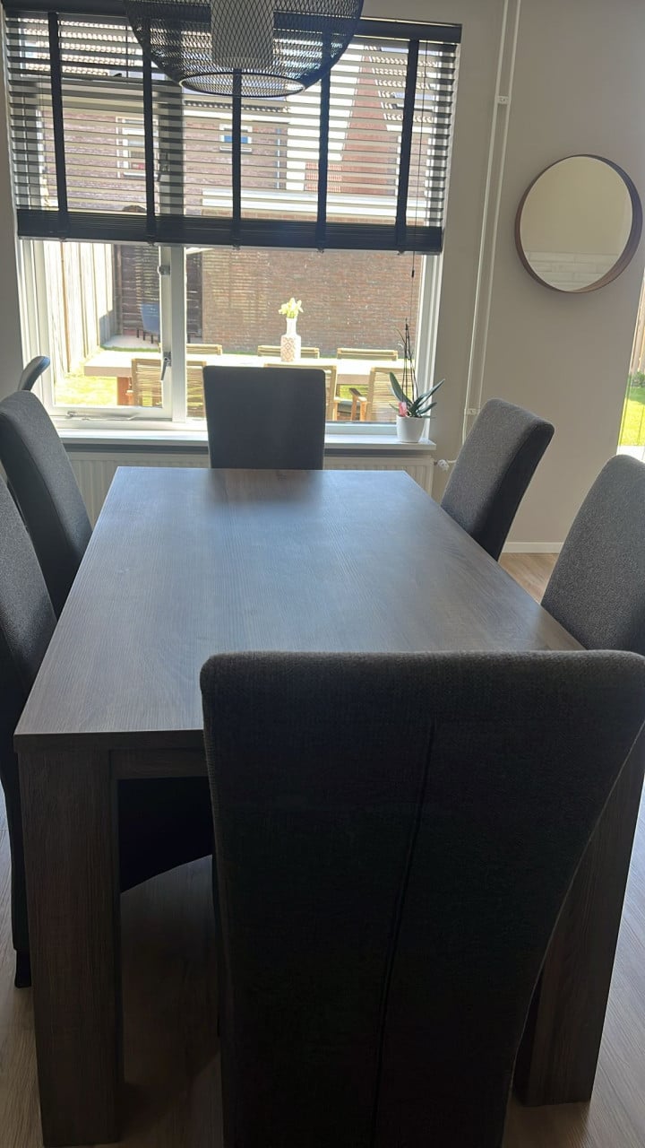 Tafel met stoelen gereserveerd!