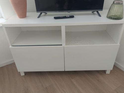 Wit t.v kastje