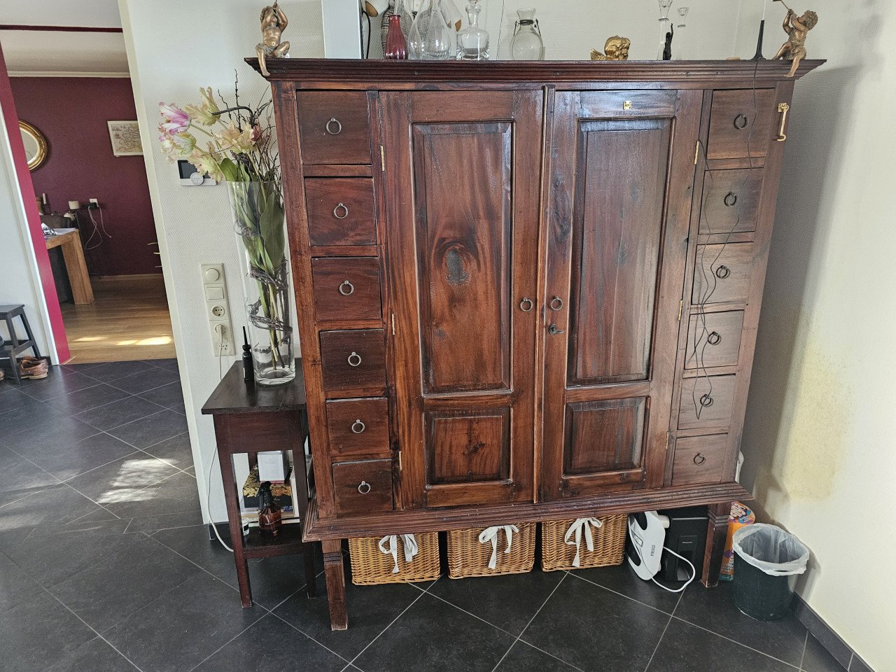 Koloniale TV kast