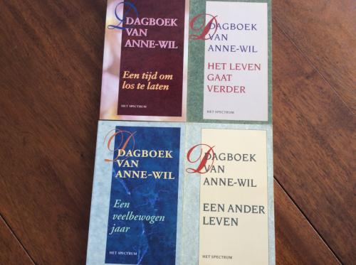 7 pocket boekjes over het leven van Anne-Wil.     Tineke Beishuizen.