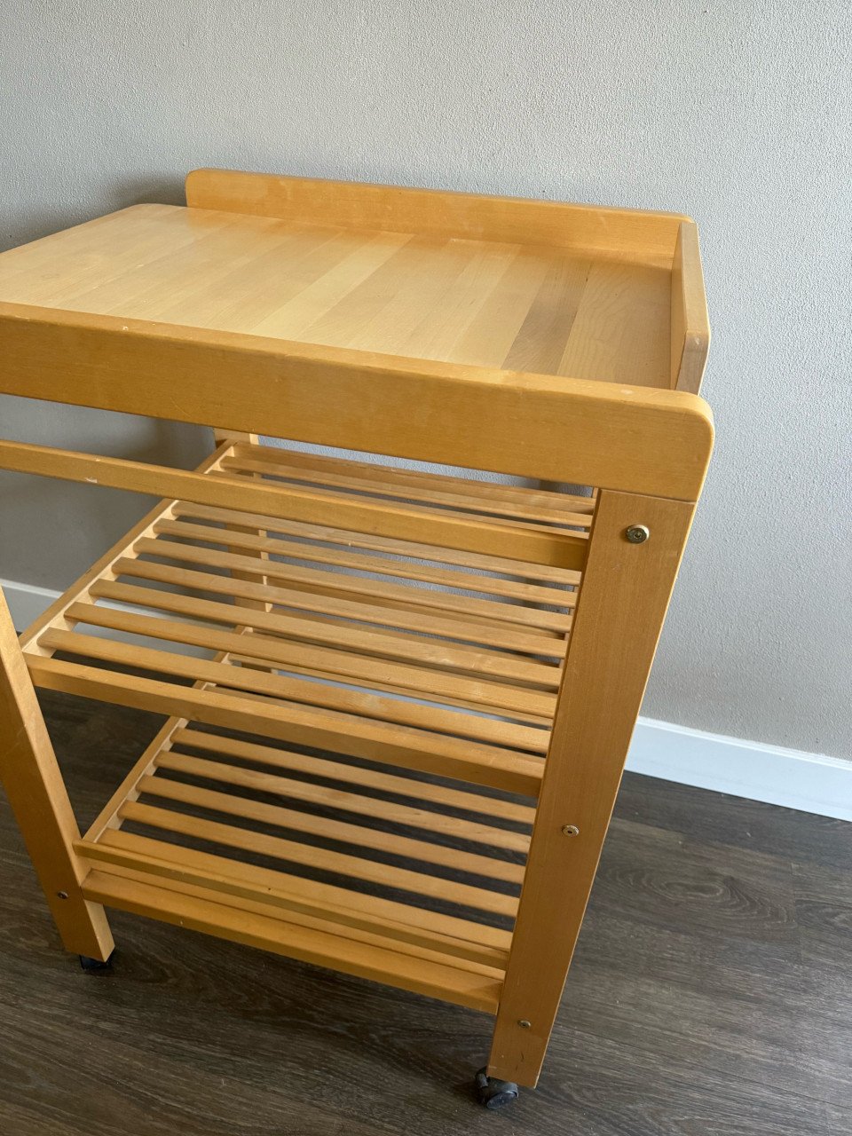 Te koop: Luxe baby verzorgingstafel van TROLL – massief hout