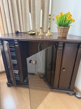Massief Tv Meubel. Vakken voor accessoires.