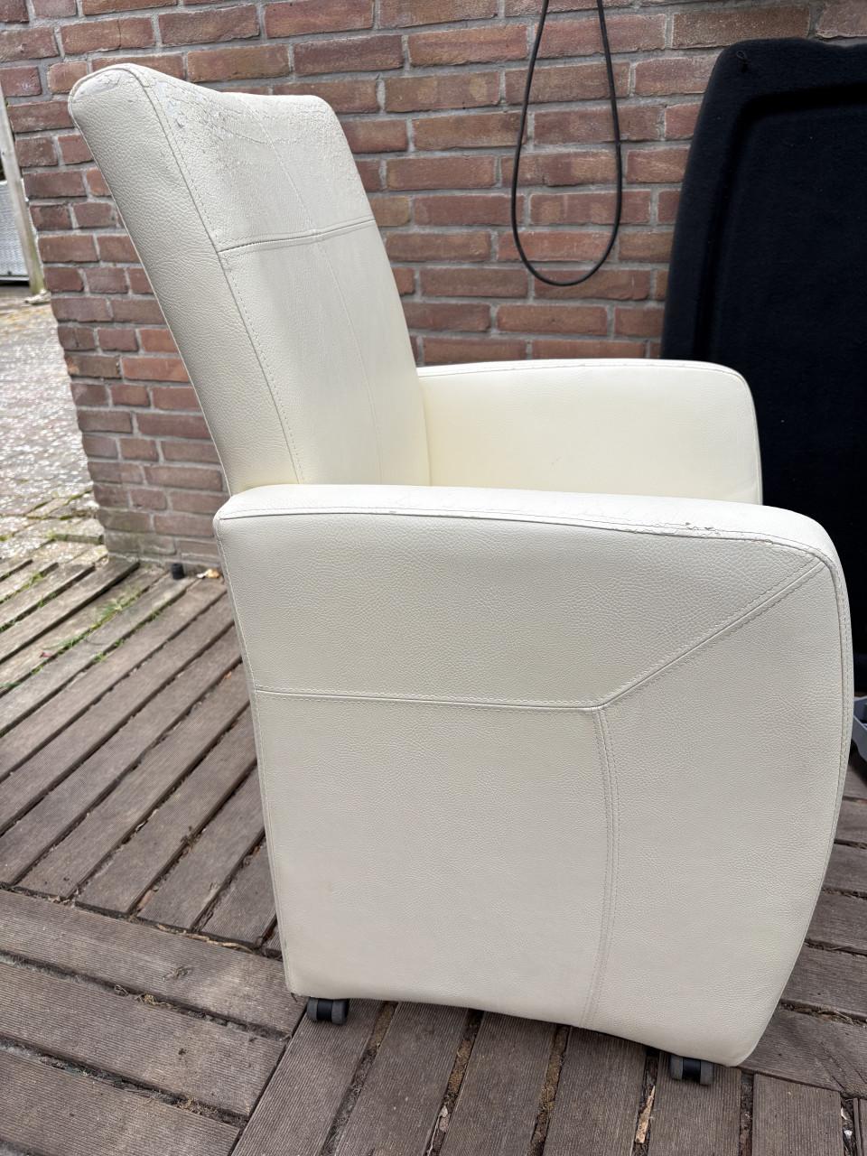 Twee eetkamerstoelen op wieltjes