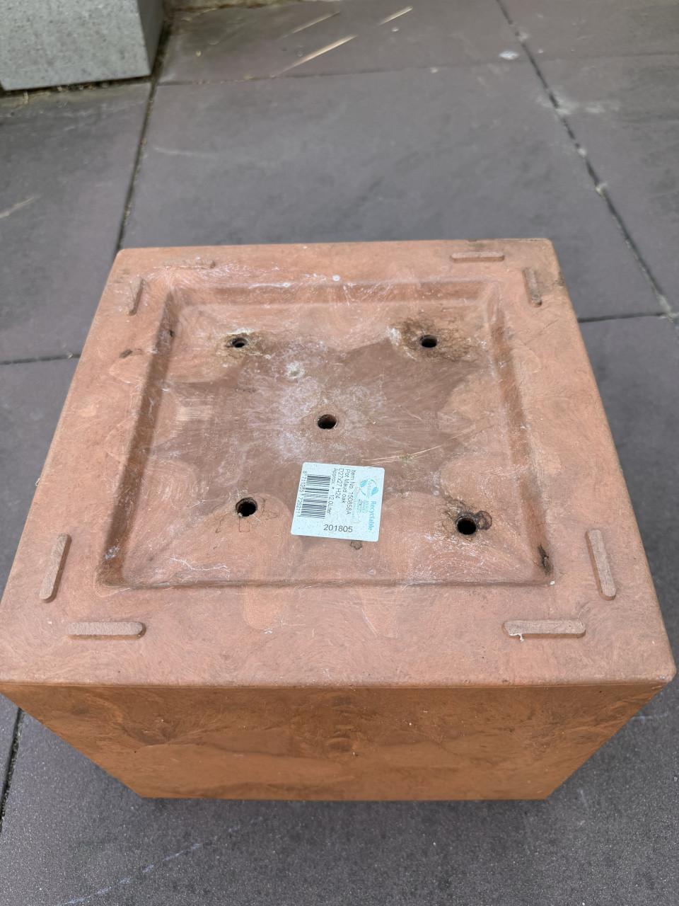 Roestkleurige kunstof plantenbak met afvoer bodem 27x27