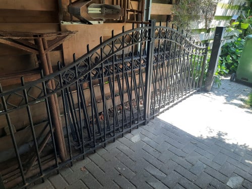 Prachtige draaipoort en sierhekwerk gegalvaniseerd en gepoedercoat zwart