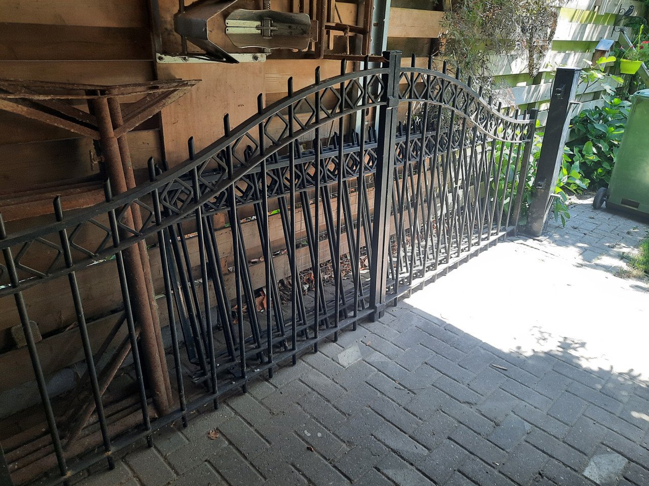 Prachtige draaipoort en sierhekwerk gegalvaniseerd en gepoedercoat zwart
