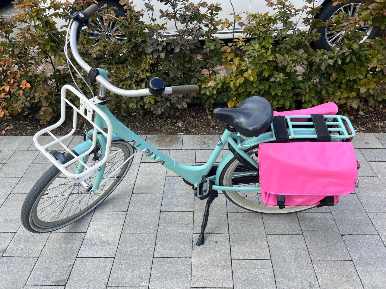 Alpina Kinderfiets 26 inch met voordrager en fietstassen
