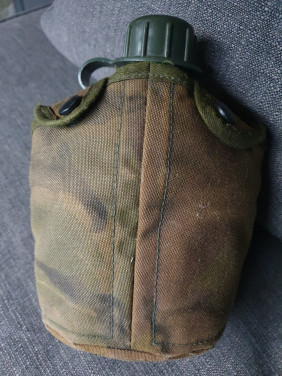 Mooie leger veldfles, militaire drinkfles in nette staat...