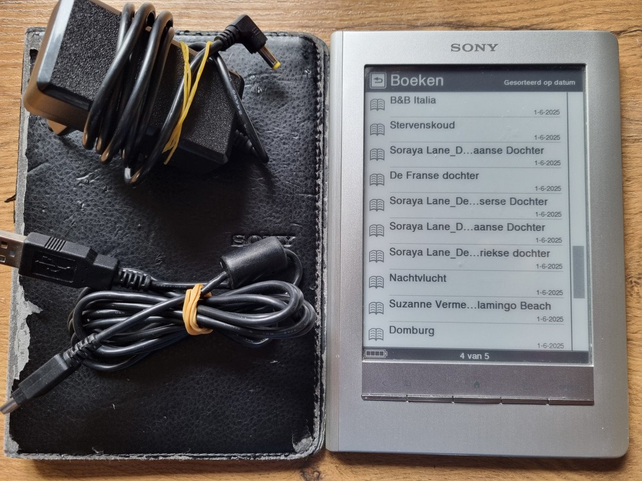 Sony E-reader PRS-600 inclusief oplader, hoes en veel boeken