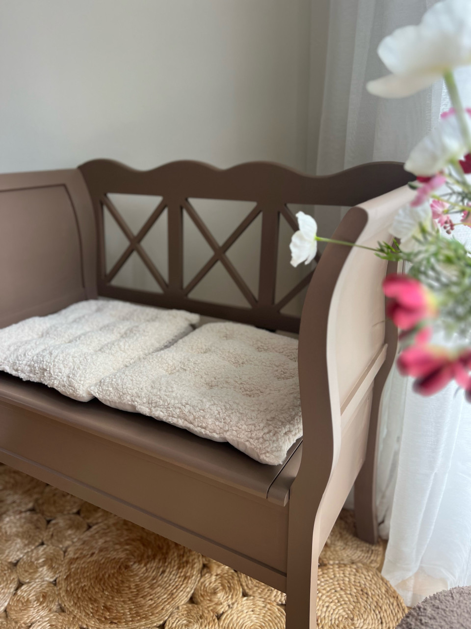 Uniek gerestyled taupe bankje met opbergruimte & nieuwe kussentjes