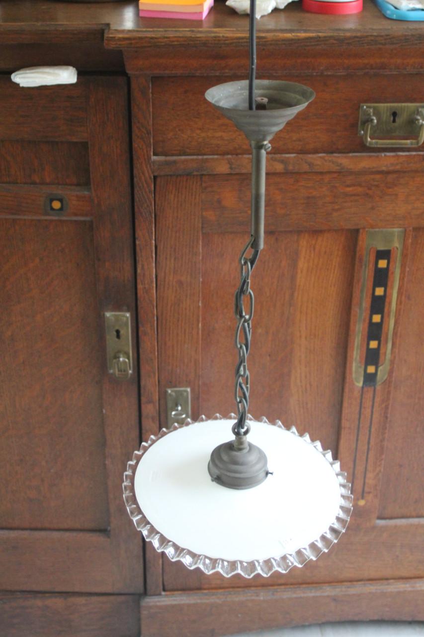 Lamp,, melk + doorzichtig geschulpt glas..Koper beslag