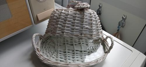 Leuk rieten kaas/boter mandje met glazen onderplaat en deksel nieuw!!