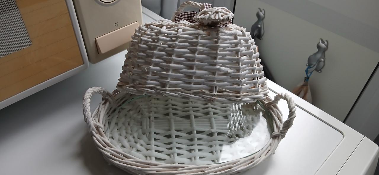 Leuk rieten kaas/boter mandje met glazen onderplaat en deksel nieuw!!