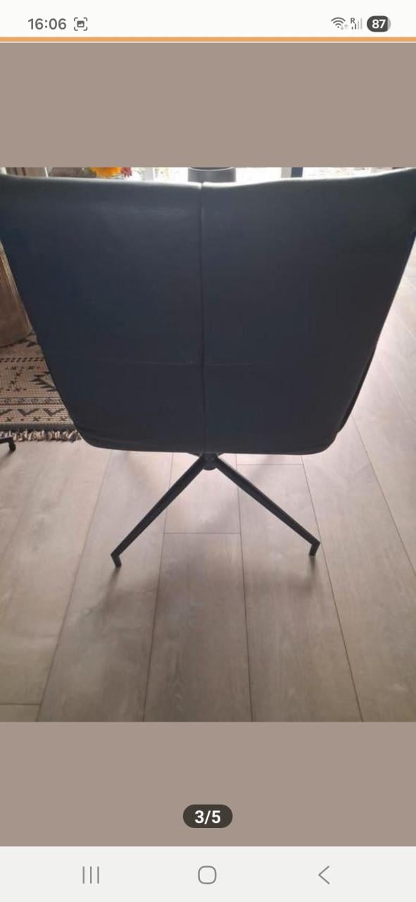 2 lederen draaistoelen izgs.
