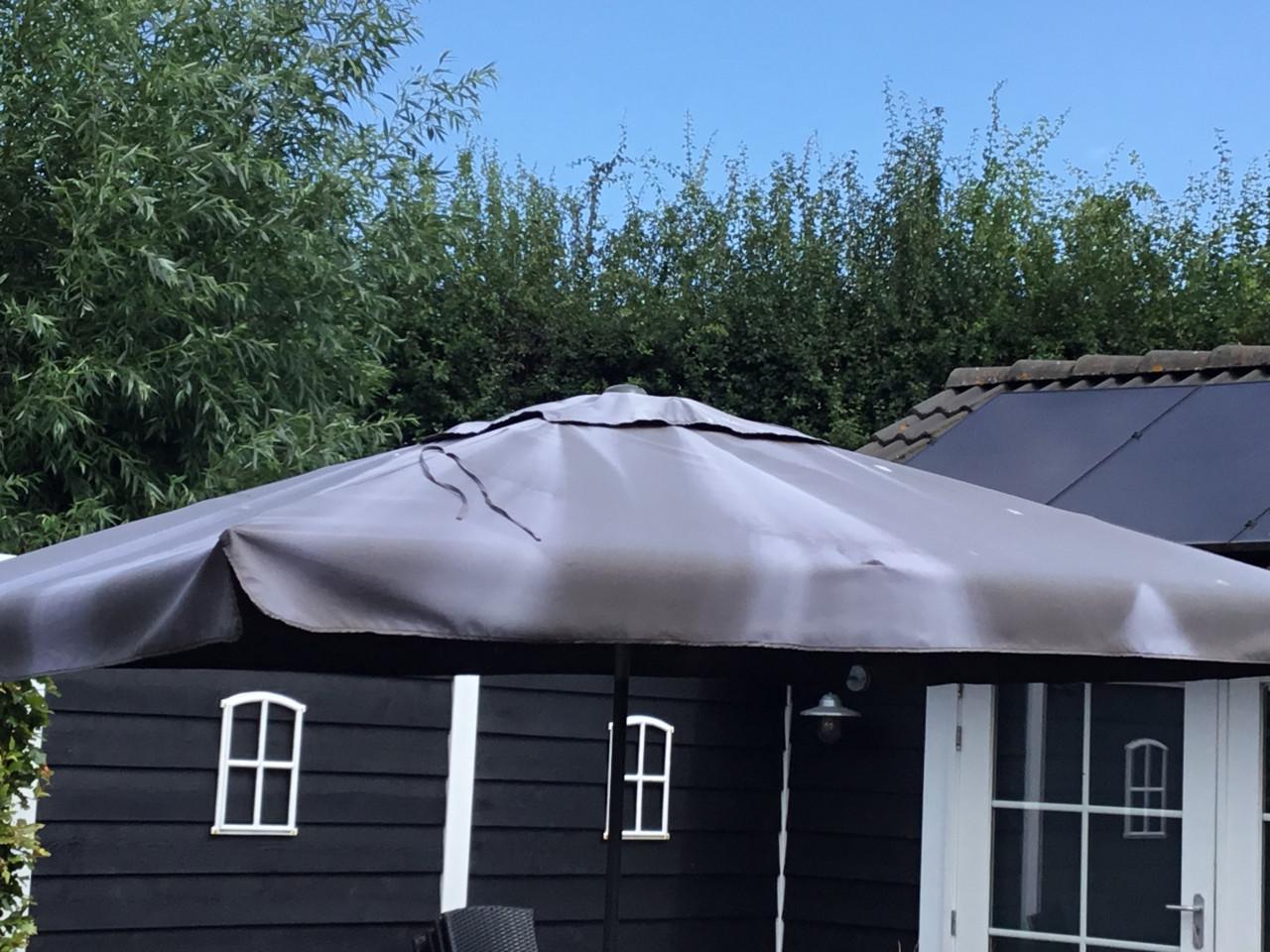 Tuinparasol.  2 x 3 mtr.  met draaimechanisme.